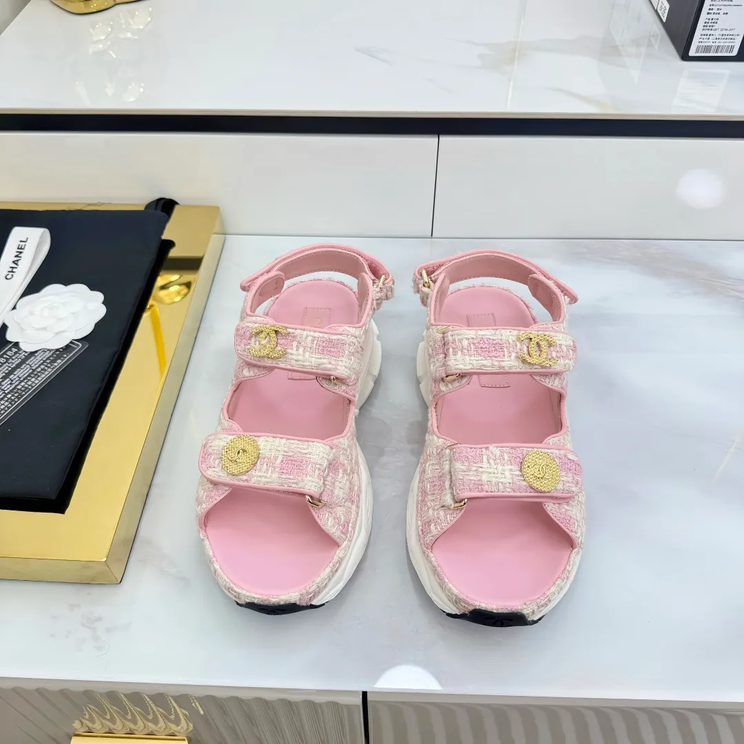 👟👟Ex-factory price 640👟👟 Top version... Chanel｜Chanel Xiaoxiang Velcro Beach Slippers Slippers Casual Beach Shoes 25ss Spring and Summer New Style! Beach shoes are a hit all over the internet! The latest model from the counter, I am still willing to buy it on my feet. It must be ranked among the most popular models. It is invincible in all seasons. Various bloggers and Internet celebrities can see the matching styles. Highly recommended. Pearlescent sheepskin upper, sheepskin lining, suede for feet. Original open-molded TPU outsole size: 35-40 (customized for 40 and 41). Full set of original packaging 👉 👉 👉